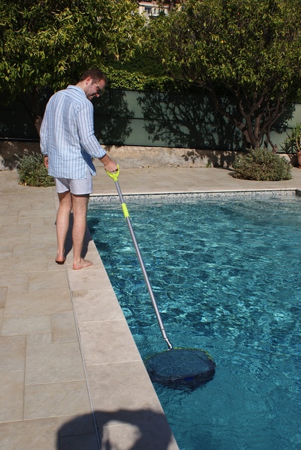 Manche télescopique aluminiumet sa poignée ergonomique... La Coopérative des Pisciniers